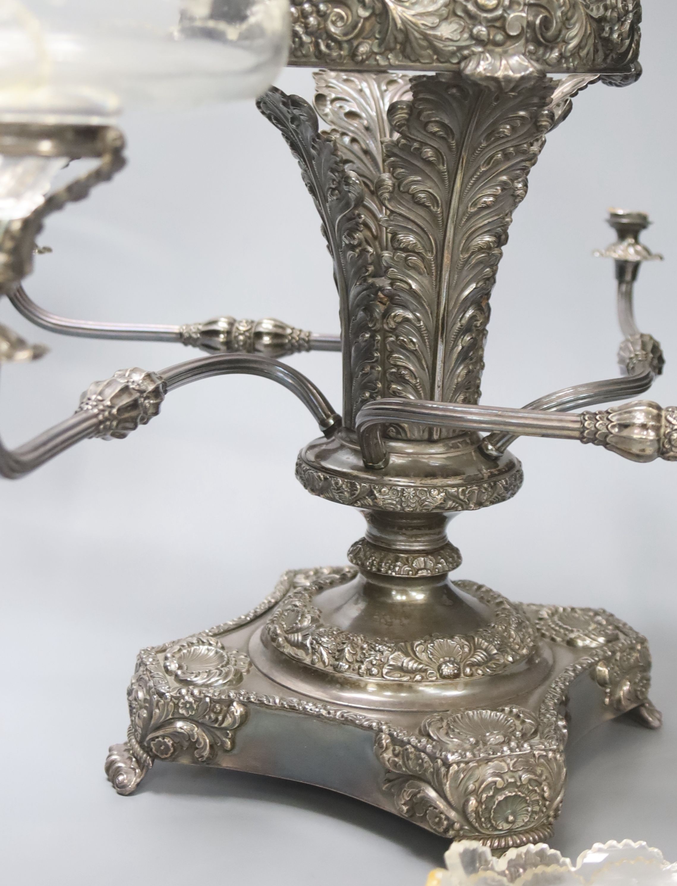 A George IV Old Sheffield plate four branch epergne decorated with scallop shell and acanthus scroll and with cut glass bowls (a.f.) 37cm